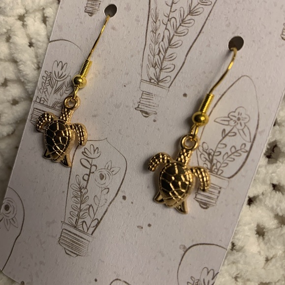 Little Sea Turtle Earrings - Picture 5 of 6